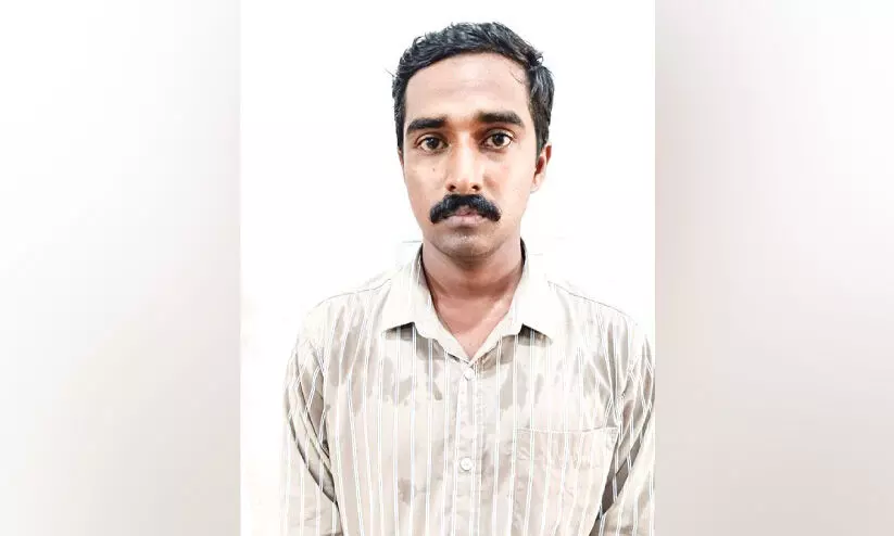 ഹെൽത്ത് ഇൻസ്പെക്ടർ ചമഞ്ഞ് ലക്ഷങ്ങൾ തട്ടിയ കേസിൽ യുവാവ് അറസ്റ്റിൽ ഹെൽത്ത് ഇൻസ്പെക്ടർ ചമഞ്ഞ് ലക്ഷങ്ങൾ തട്ടിയ കേസിൽ യുവാവ് അറസ്റ്റിൽ