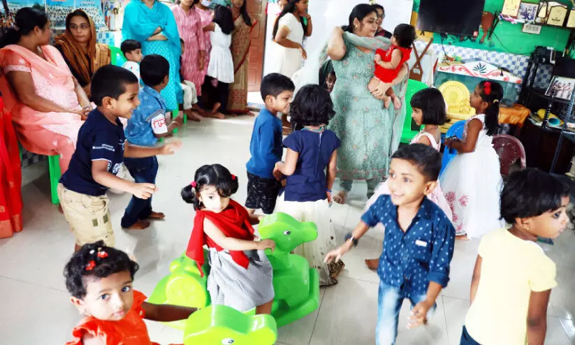 അവധിക്കാലത്തിന്​​ ലോങ്​ബെൽ  കുട്ടികൾ നാളെ സ്കൂളിലേക്ക്​...