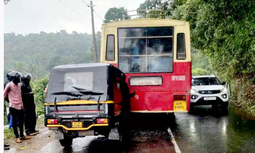 ബസിനുപിന്നിൽ ഓട്ടോയിടിച്ച് യാത്രക്കാരന് പരിക്ക് ബസിനുപിന്നിൽ ഓട്ടോയിടിച്ച് യാത്രക്കാരന് പരിക്ക്