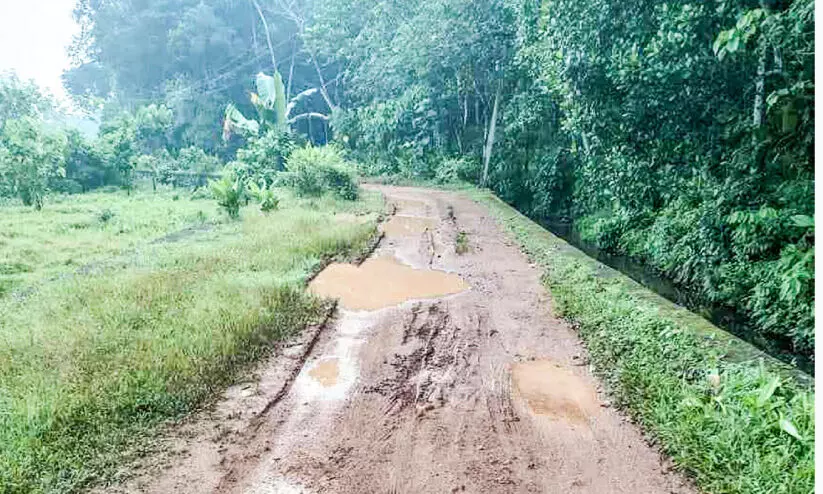 ഈ റോഡിൽ യാത്ര അസാധ്യം!...