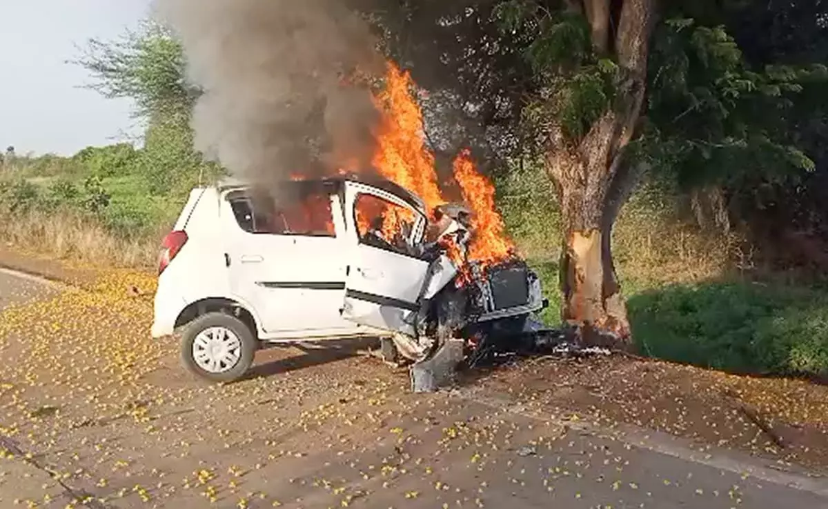 കാർ മരത്തിലിടിച്ച് തീപിടിച്ചു; നവദമ്പതികൾ ഉൾപ്പടെ നാല് പേർക്ക് ദാരുണാന്ത്യം കാർ മരത്തിലിടിച്ച് തീപിടിച്ചു; നവദമ്പതികൾ ഉൾപ്പടെ നാല് പേർക്ക് ദാരുണാന്ത്യം