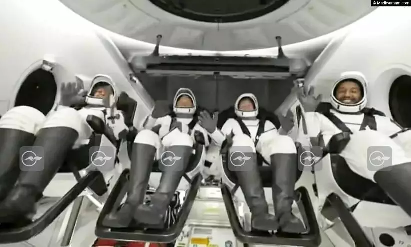 ദൗത്യം വിജയകരം; സൗദി ബഹിരാകാശ സഞ്ചാരികളായ റയാനയും അലി അൽഖർനിയും തിരിച്ചെത്തി ദൗത്യം വിജയകരം; സൗദി ബഹിരാകാശ സഞ്ചാരികളായ റയാനയും അലി അൽഖർനിയും തിരിച്ചെത്തി