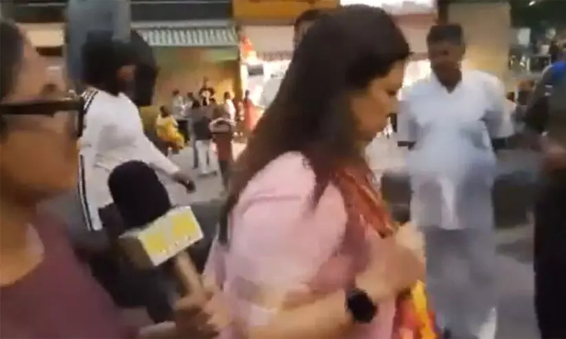 ഗു​സ്തി താ​ര​ങ്ങ​ളു​ടെ സ​മ​ര​ത്തെ കുറിച്ച് ചോദ്യം ? ഓടി രക്ഷപ്പെട്ട് കേന്ദ്രമന്ത്രി മീനാക്ഷി ലേഖി