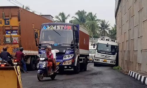 മുഴപ്പിലങ്ങാട് ദേശീയപാതയിൽ വീണ്ടും ലോറി കുടുങ്ങി ഗതാഗതക്കുരുക്ക്