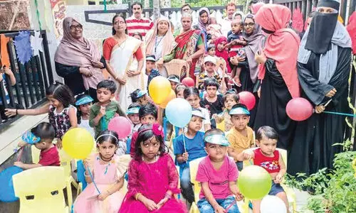 പുഞ്ചിരിച്ച്, കണ്ണുനിറഞ്ഞ് പുഞ്ചിരിച്ച്, കണ്ണുനിറഞ്ഞ്