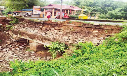 കനാൽ പാലത്തിന്റെ ഭിത്തി തകർന്നു