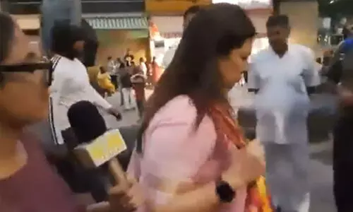 ഗു​സ്തി താ​ര​ങ്ങ​ളു​ടെ സ​മ​ര​ത്തെ കുറിച്ച് ചോദ്യം ? ഓടി രക്ഷപ്പെട്ട് കേന്ദ്രമന്ത്രി മീനാക്ഷി ലേഖി