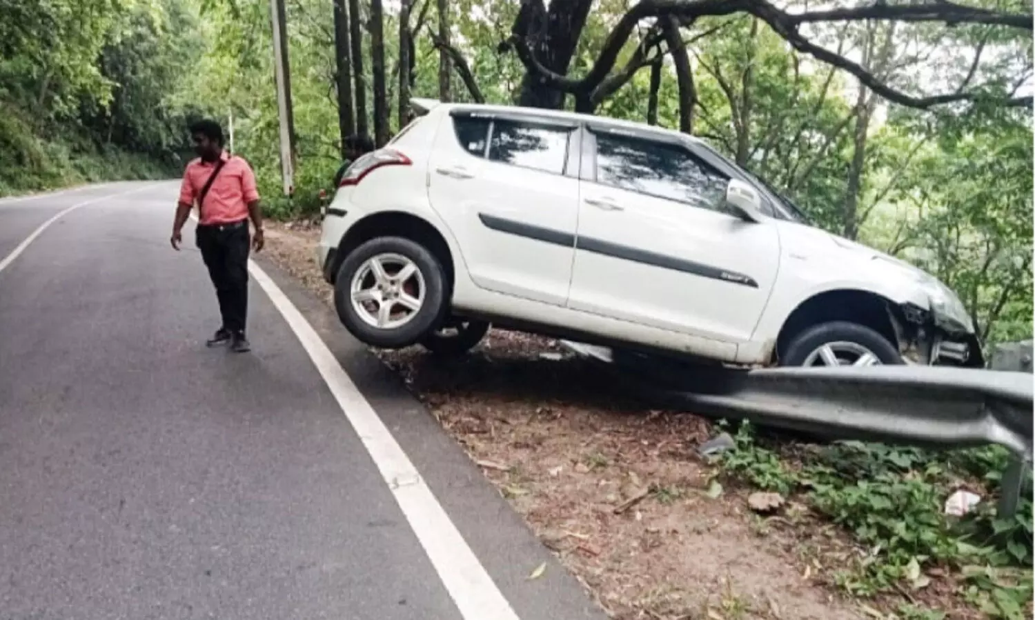 അപകടം ഇവിടെ തുടർക്കഥ; കണ്ണടച്ച് അധികൃതർ