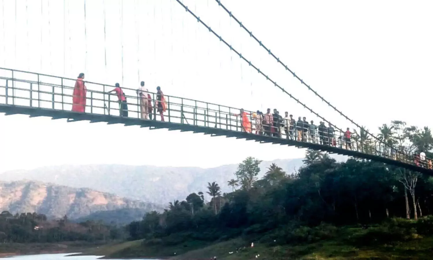 അറ്റകുറ്റപ്പണിയും സുരക്ഷയുമില്ലാതെ അയ്യപ്പൻകോവിൽ തൂക്കുപാലം