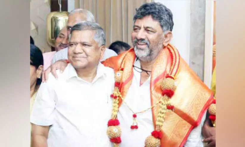 ഷെ​ട്ടാ​റി​നെ ചേർത്തുപിടിച്ച് ഡി.കെ