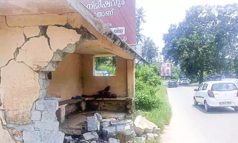 ദുരന്ത ഭീതിയിൽ യാത്രക്കാർ നിലംപൊത്താറായി ബസ് കാത്തിരിപ്പ് കേന്ദ്രം ദുരന്ത ഭീതിയിൽ യാത്രക്കാർ നിലംപൊത്താറായി ബസ് കാത്തിരിപ്പ് കേന്ദ്രം