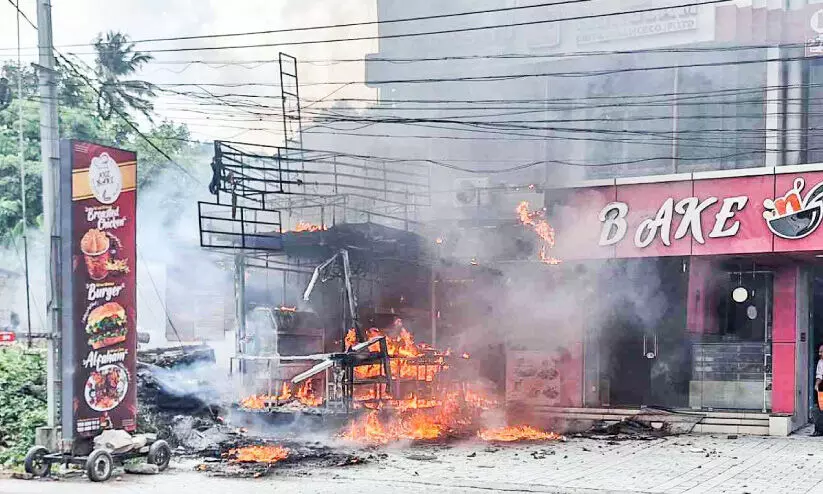 ചാരുംമൂട് ടൗണിലെ ബേക്കറിക്ക് തീപിടിച്ചു