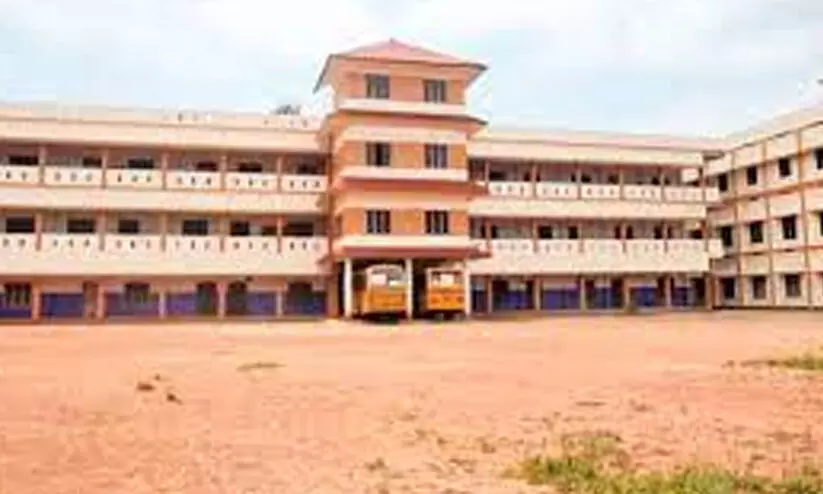 മുടിയിൽ ചായംപുരട്ടി എത്തിയ വിദ്യാർഥിക്ക് സ്കൂളിൽ വിലക്ക്; പ്രതിഷേധം