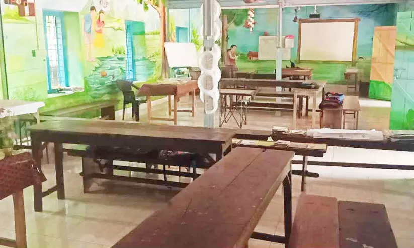 ഒന്നാം ക്ലാസിൽ ആരുമെത്താതെ ചോക്കാട് ജി.എൽ.പി സ്കൂൾ