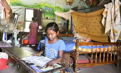 ക്ലാസ്​മുറിയിലേക്കൊരു ചുമരകലം;   സഞ്ജനക്ക്​ ഇത്തവണയും സ്കൂൾ തന്നെ വീട്​