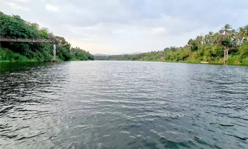 എ​ങ്ങു​മെ​ത്താ​തെ മൂ​ർ​ക്ക​നാ​ട് സ്കൂ​ൾ ക​ട​വ് ന​ട​പ്പാ​ലം നി​ർ​മാ​ണം