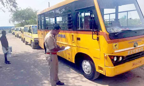 സ്‌​കൂ​ൾ വാ​ഹ​ന​ങ്ങ​ൾ പ​രി​ശോ​ധി​ച്ചു