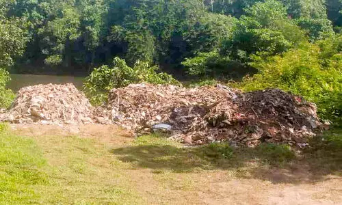 പുഴയോരത്ത് മാലിന്യം തള്ളിയത് തിരികെ വാരിച്ചു; പിഴയും ഈടാക്കി പുഴയോരത്ത് മാലിന്യം തള്ളിയത് തിരികെ വാരിച്ചു; പിഴയും ഈടാക്കി