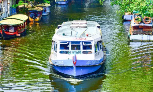 എങ്ങനെ എത്തിപ്പെടും?  കുട്ടനാട്ടിൽ യാത്ര ദുരിതം എങ്ങനെ എത്തിപ്പെടും?  കുട്ടനാട്ടിൽ യാത്ര ദുരിതം