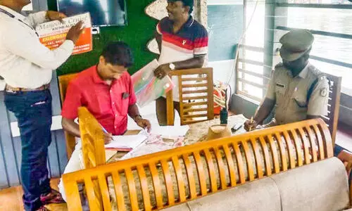 നിയമലംഘനം; ആറ് ഹൗസ്ബോട്ടുകൾ പിടിച്ചെടുത്തു നിയമലംഘനം; ആറ് ഹൗസ്ബോട്ടുകൾ പിടിച്ചെടുത്തു