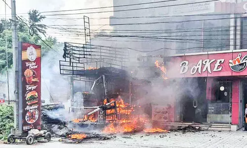 ചാരുംമൂട് ടൗണിലെ ബേക്കറിക്ക് തീപിടിച്ചു