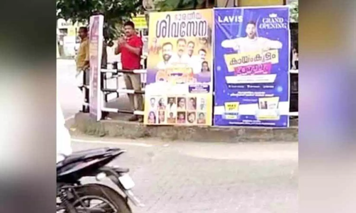 ബോർഡിന് പിന്നിൽ മറഞ്ഞു നിന്ന്  വെഹിക്കിൾ ഇൻസ്പെക്ടറുടെ വാഹന പരിശോധന; വിവാദം