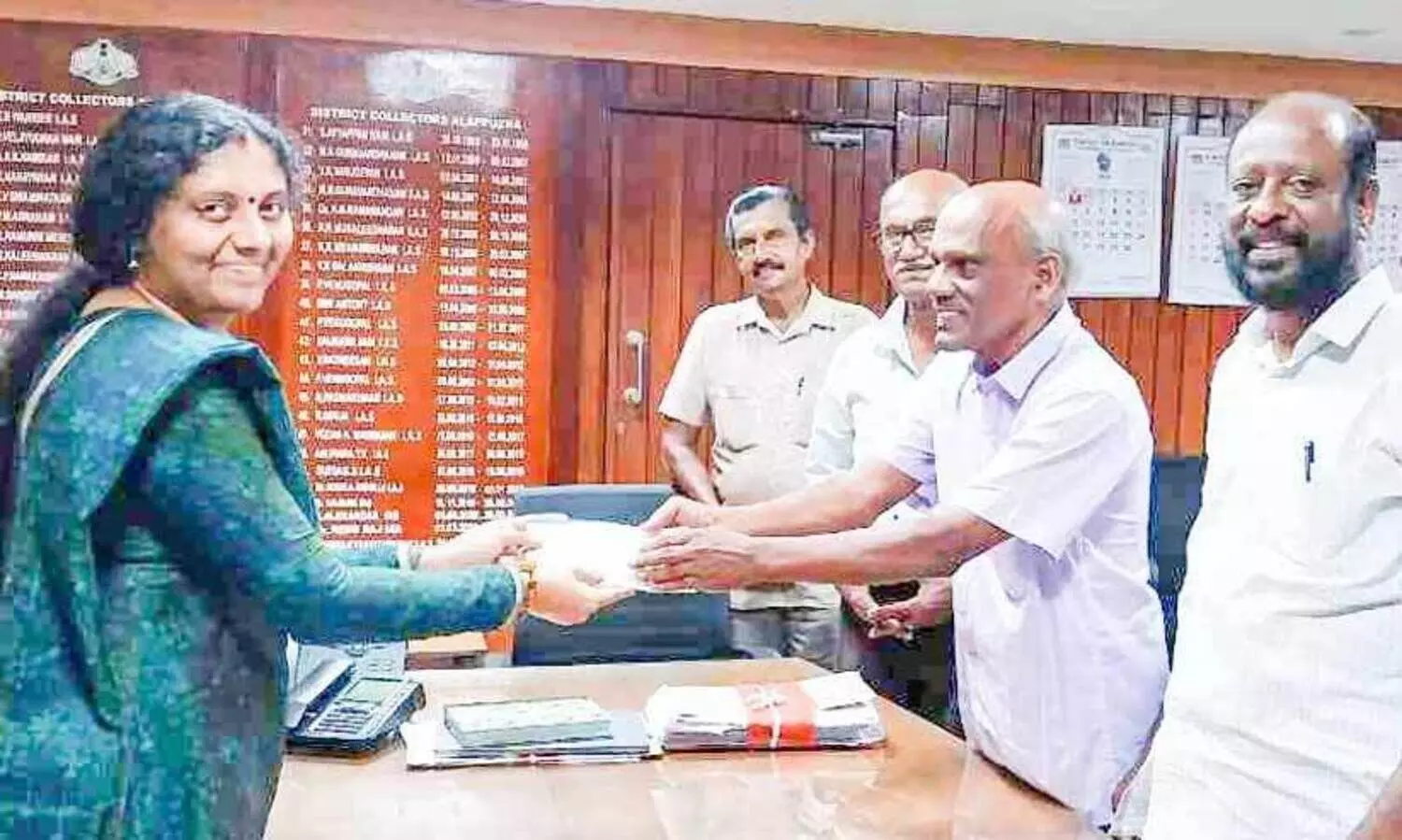 50ാം വിവാഹവാർഷികം; ദുരിതാശ്വാസ നിധിയിലേക്ക് അരലക്ഷം നൽകി ഭാസ്കരൻ നായരും ഗിരിജാമണിയും