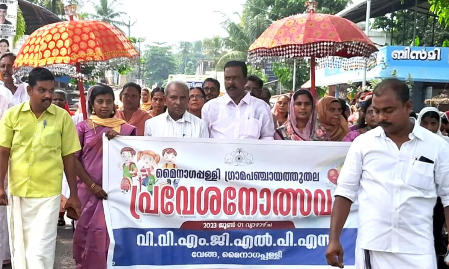 അക്ഷരപ്പൂക്കളും ഘോഷയാത്രയുമായി അറിവിലേക്കുള്ള പ്രവേശം