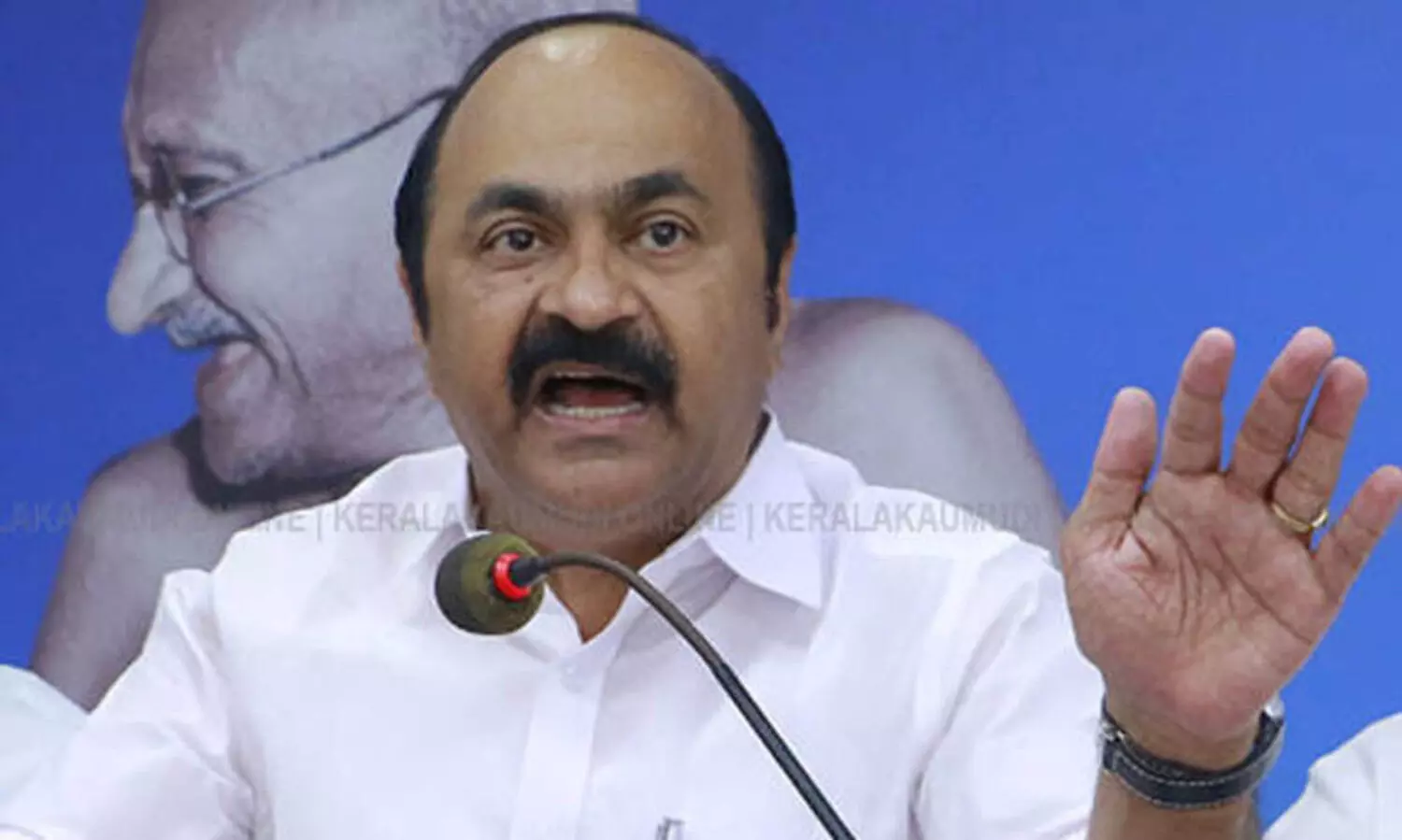 കൂടിയാലോചനകളില്ലാതെ നാല് വര്‍ഷ ബിരുദ കോഴ്‌സ് അടിച്ചേല്‍പ്പിക്കാനുള്ള തീരുമാനത്തില്‍ നിന്നും സര്‍ക്കാര്‍ പിന്‍വാങ്ങണമെന്ന് വി.ഡി സതീശൻ