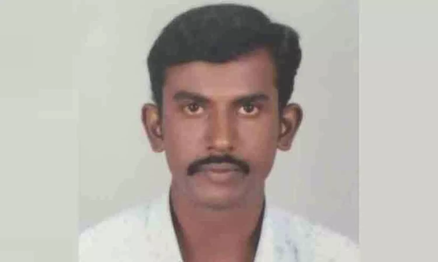 പിന്നോട്ടെടുത്ത ബസ് ഇടിച്ച് ബൈക്ക് യാത്രികൻ മരിച്ചു