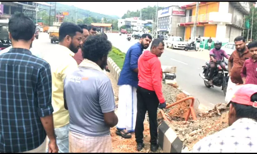 മീഡിയൻ പൊളിക്കുന്നത് എം.എൽ.എ ഇടപെട്ട് തടഞ്ഞു