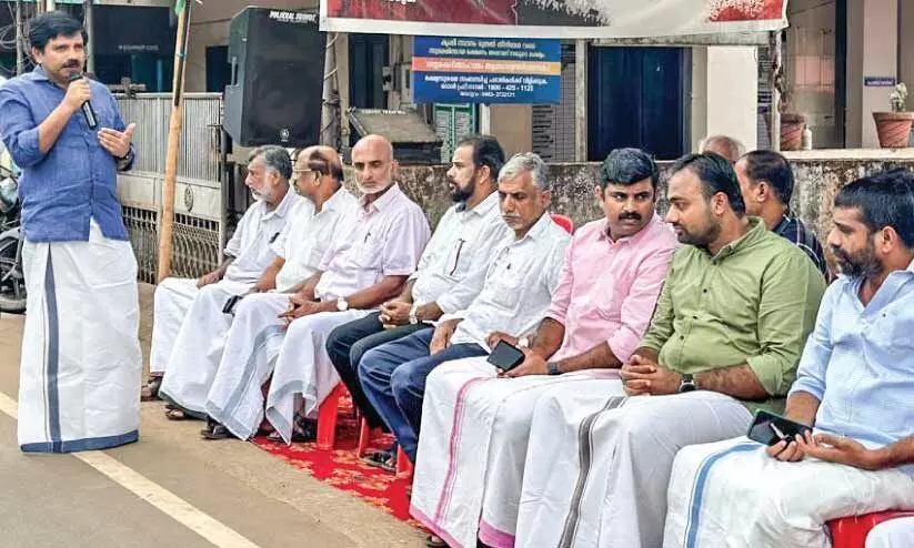 റസാഖ് പയമ്പ്രോട്ടിന്റെ മരണം: യു.ഡി.എഫ് സമരം ശക്തമാക്കുന്നു റസാഖ് പയമ്പ്രോട്ടിന്റെ മരണം: യു.ഡി.എഫ് സമരം ശക്തമാക്കുന്നു