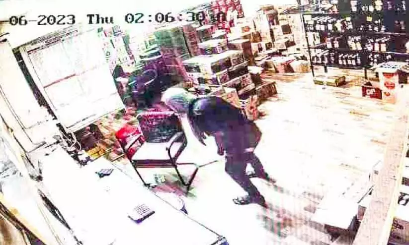 മൂലമറ്റം ടൗണിൽ ബിവറേജ് ഷോപ്പ് ഉൾപ്പെടെ കടകളിൽ മോഷണം മൂലമറ്റം ടൗണിൽ ബിവറേജ് ഷോപ്പ് ഉൾപ്പെടെ കടകളിൽ മോഷണം