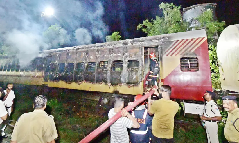 ആർക്കും ഏതുനേരത്തും കയറിച്ചെല്ലാം  സുരക്ഷയൊട്ടുമില്ലാതെ കണ്ണൂർ റെയിൽവേ സ്റ്റേഷൻ