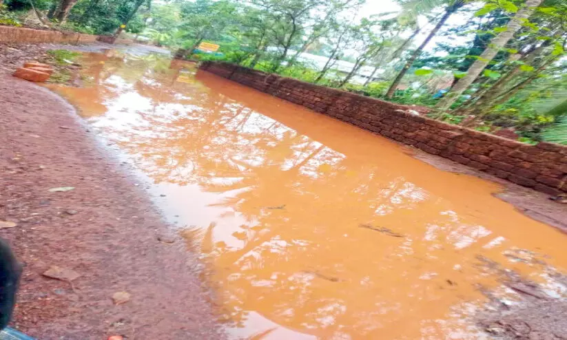 റോഡിൽ വെള്ളക്കെട്ടും കല്ലും മണ്ണും; യാത്രാദുരിതം റോഡിൽ വെള്ളക്കെട്ടും കല്ലും മണ്ണും; യാത്രാദുരിതം