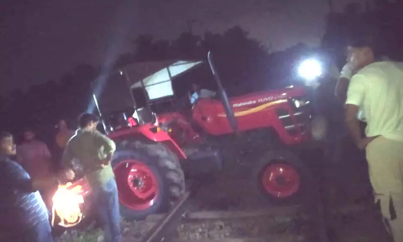 റെയിൽപാളത്തിൽ ട്രാക്ടർ കുടുങ്ങി