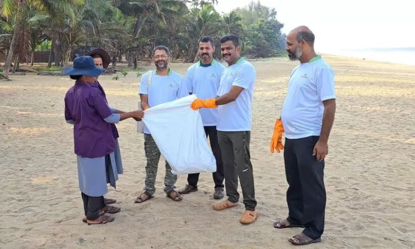 പ്രഭാത സവാരിക്കൊപ്പം ശുചിത്വ ബോധവത്കരണം