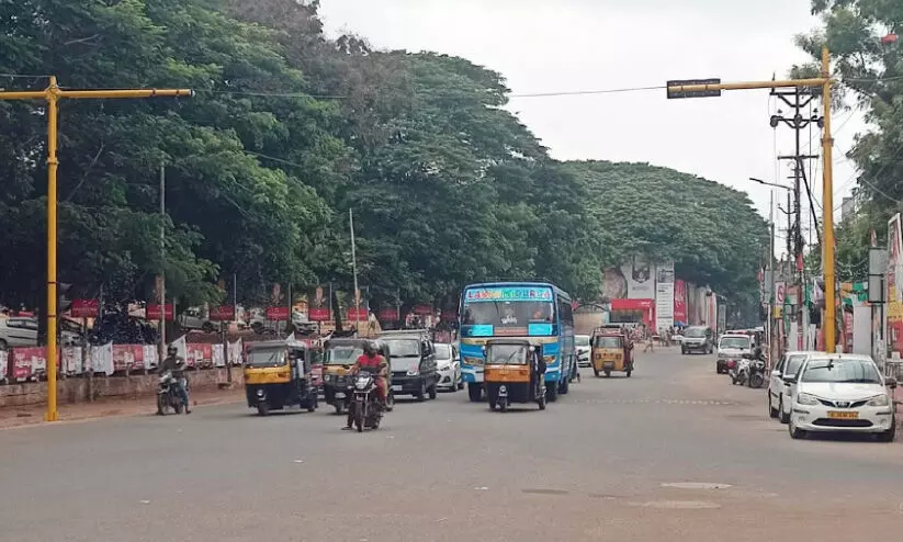 പരാതി പ്രവാഹം: സ്വരാജ് റൗണ്ടിലെ സിഗ്നലുകൾ പ്രവർത്തനം നിർത്തി പരാതി പ്രവാഹം: സ്വരാജ് റൗണ്ടിലെ സിഗ്നലുകൾ പ്രവർത്തനം നിർത്തി