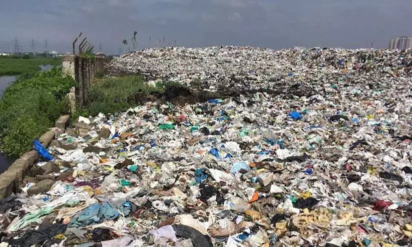 കൊച്ചി നഗരത്തിലെ മാലിന്യം: ബദൽ നീക്കം  പാളി, ഇന്നലെയും 10 ലോഡ് മാലിന്യം ബ്രഹ്മപുരത്തേക്ക്