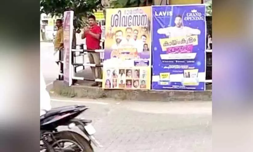 ബോർഡിന് പിന്നിൽ മറഞ്ഞു നിന്ന്  വെഹിക്കിൾ ഇൻസ്പെക്ടറുടെ വാഹന പരിശോധന; വിവാദം