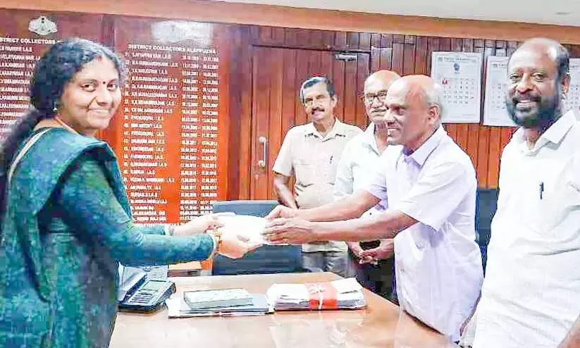 50ാം വിവാഹവാർഷികം; ദുരിതാശ്വാസ നിധിയിലേക്ക് അരലക്ഷം നൽകി ഭാസ്കരൻ നായരും ഗിരിജാമണിയും 50ാം വിവാഹവാർഷികം; ദുരിതാശ്വാസ നിധിയിലേക്ക് അരലക്ഷം നൽകി ഭാസ്കരൻ നായരും ഗിരിജാമണിയും