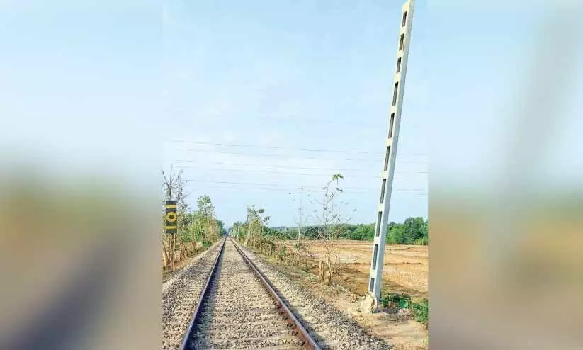 ഷൊർണൂർ-നിലമ്പൂർ പാത വൈദ്യുതീകരണം: കാൽ നാട്ടിത്തുടങ്ങി ഷൊർണൂർ-നിലമ്പൂർ പാത വൈദ്യുതീകരണം: കാൽ നാട്ടിത്തുടങ്ങി