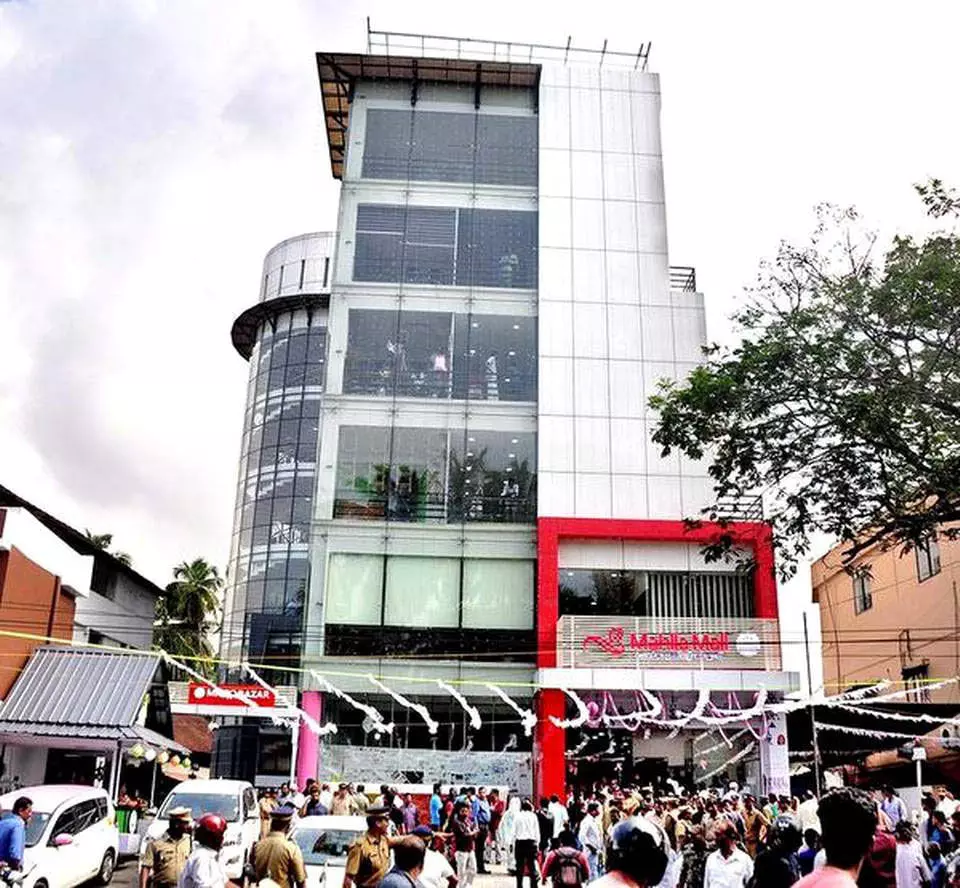 വനിത സംരംഭകര്ക്കായി കുടുംബശ്രീയുടെ നേതൃത്വത്തില് കോഴിക്കോട് ആരംഭിച്ച മഹിളമാൾ. പിന്നീട് പ്രവർത്തനം മുടങ്ങി  വനിത സംരംഭകര്ക്കായി കുടുംബശ്രീയുടെ നേതൃത്വത്തില് കോഴിക്കോട് ആരംഭിച്ച മഹിളമാൾ. പിന്നീട് പ്രവർത്തനം മുടങ്ങി