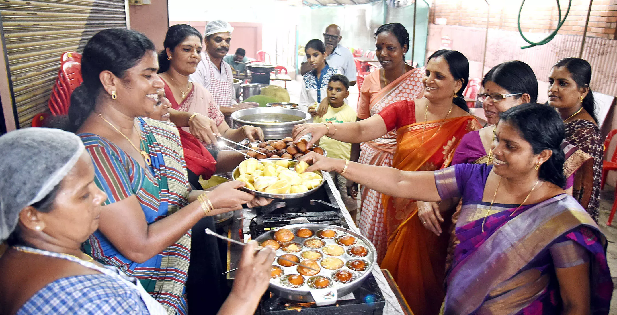 കുടുംബശ്രീ എന്തുകൊണ്ട് രാഷ്ട്രീയ സ്ത്രീ ആകേണ്ടതുണ്ട്? - കുടുംബശ്രീ എന്തുകൊണ്ട് രാഷ്ട്രീയ സ്ത്രീ ആകേണ്ടതുണ്ട്? -