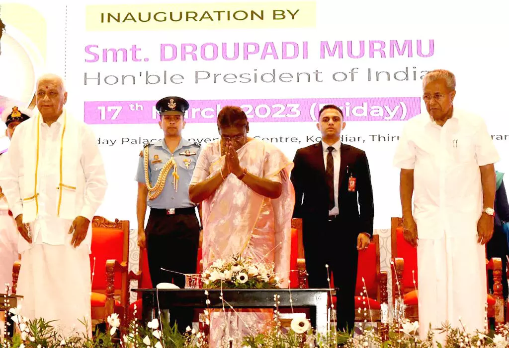 കുടുംബശ്രീ 25ാം വാർഷികാഘോഷ വേദിയിൽ മുഖ്യമന്ത്രി പിണറായി വിജയൻ, രാഷ്ട്രപതി ദ്രൗപദി മുർമു, ഗവർണർ ആരിഫ് മുഹമ്മദ് ഖാൻ എന്നിവർ കുടുംബശ്രീ 25ാം വാർഷികാഘോഷ വേദിയിൽ മുഖ്യമന്ത്രി പിണറായി വിജയൻ, രാഷ്ട്രപതി ദ്രൗപദി മുർമു, ഗവർണർ ആരിഫ് മുഹമ്മദ് ഖാൻ എന്നിവർ