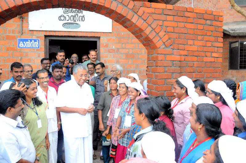 മുഖ്യമന്ത്രി പിണറായി വിജയൻ സ്ത്രീ ശക്തി കാന്റീനിലെ ജീവനക്കാർക്കൊപ്പം മുഖ്യമന്ത്രി പിണറായി വിജയൻ സ്ത്രീ ശക്തി കാന്റീനിലെ ജീവനക്കാർക്കൊപ്പം