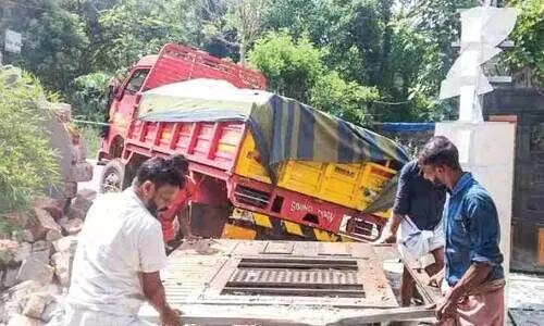 മ​മ്പു​റം ബൈ​പാ​സി​ൽ ലോ​റി ഇ​ടി​ച്ച് വീ​ടി​ന്റെ മ​തി​ലി​ൽ ത​ക​ർ​ന്നു