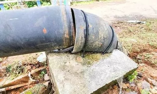 കല്ലറകടവ് പാലത്തിലെ പൈപ്പ് പൊട്ടി; കുടിവെള്ളം തടസപ്പെടും കല്ലറകടവ് പാലത്തിലെ പൈപ്പ് പൊട്ടി; കുടിവെള്ളം തടസപ്പെടും