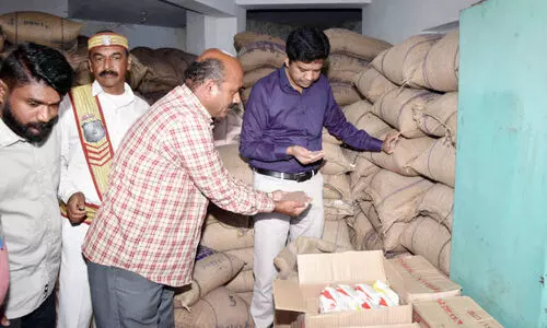 ക​ല​ക്ട​ർ മി​ന്ന​ൽ പ​രി​ശോ​ധ​ന ന​ട​ത്തി