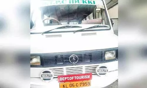 ഫിറ്റ്നസ് ഇല്ലാതെ സഞ്ചാരികളുമായി കറക്കം;   മൂന്നാറിൽ ടൂറിസം വകുപ്പ് വാഹനം മോട്ടോർ വാഹനവകുപ്പ് പിടികൂടി